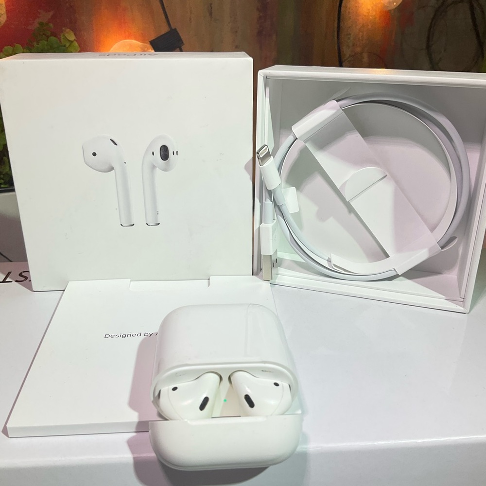 Apple AirPods True Wireless Bluetooth Headphones 1st Generation wm Charging Case